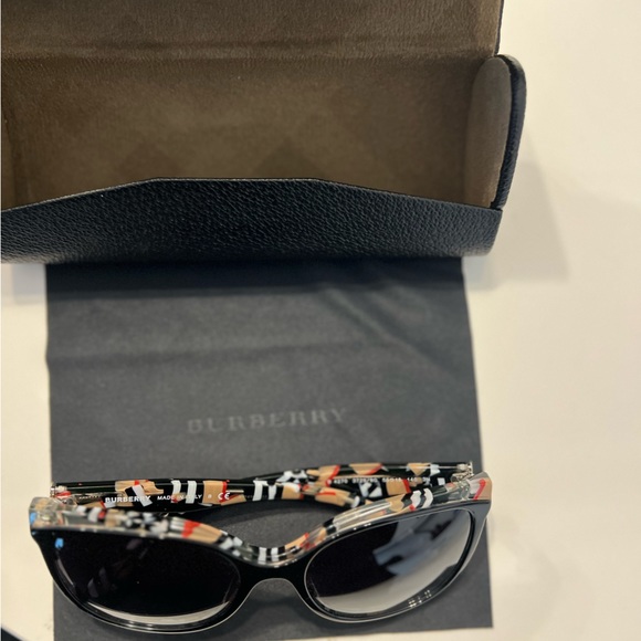 BURBERRY Signature Print Sunglasses - Picture 6 of 6